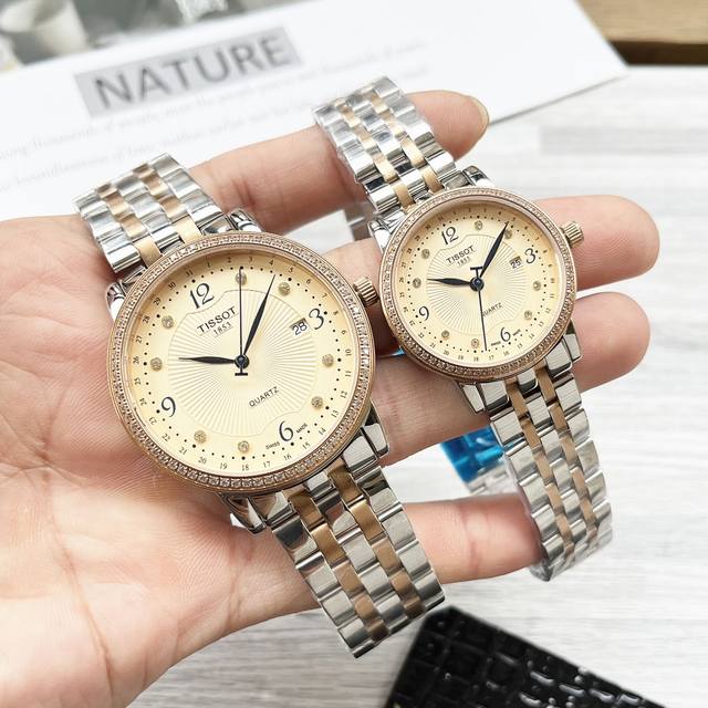 白 玫金 钢10 钻20 Tissot天梭官方新品卡森臻系列珍珠贝镶钻情侣表腕间春意，展露风华。干净的配色弥漫几许和婉气息，别出心裁的六点钟位置日历显示，让每一