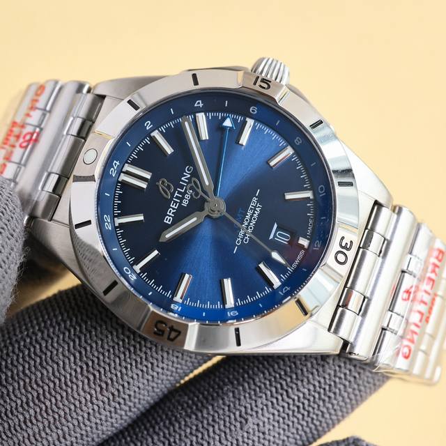 统一 百年灵breitling，机械计时系列a32398101M1A1！ Chronomat Automatic Gmt 40 重磅来袭！ 1这款双时区腕表盘面