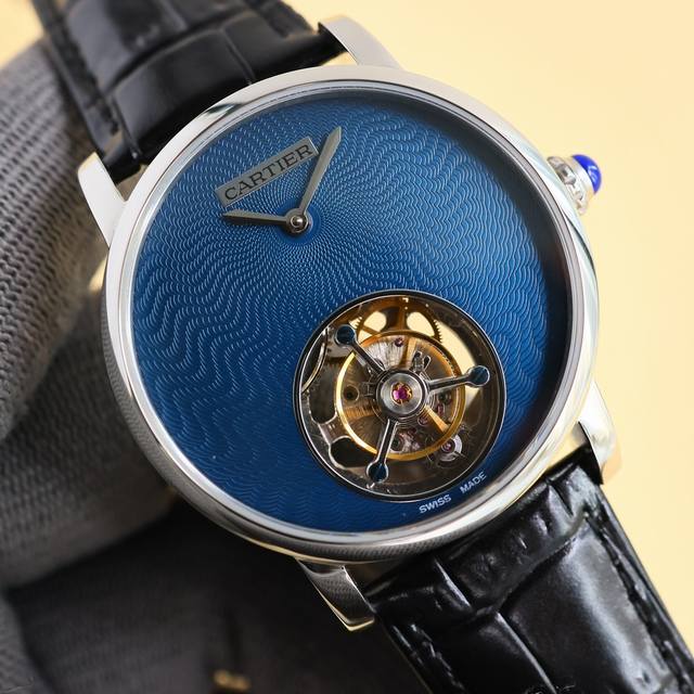统一 。卡地亚rotonde De Cartier Tourbillon Cadran Love陀飞轮腕表表壳精炼，为充满想象力的设计师提供了承载机械部件的理想