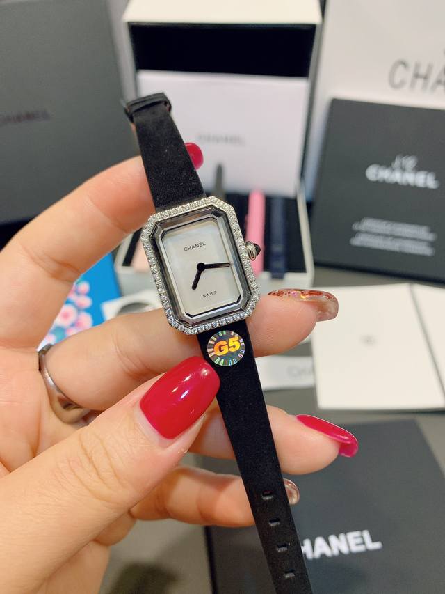 光圈 钻圈 香奈儿 Chanel Première Velours 系列腕表。表盘上没有秒针，没有数字，也没有时标，令你随心感觉时间。搭配原版黑色丝绒质感表带