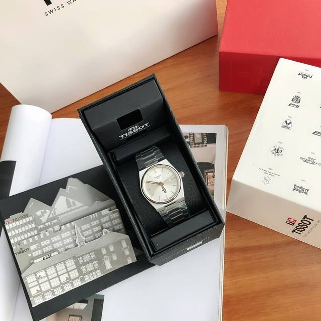 白壳 、金色 最新款，最新款。 表盘中运用了清新明快的浅蓝色，这抹蓝象征着记忆里的晴天，如青春般美好。搭载清新的淡蓝色表盘与精钢表带，将经典设计与浪漫气息相结合