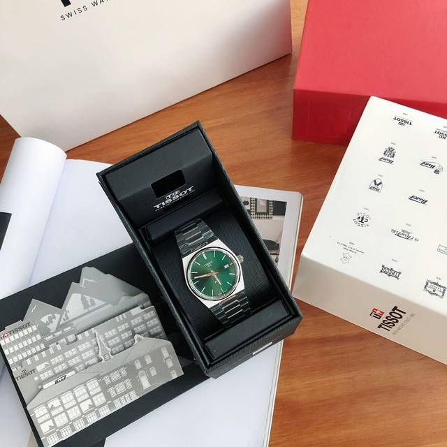 白壳 、金色 最新款，最新款。 表盘中运用了清新明快的浅蓝色，这抹蓝象征着记忆里的晴天，如青春般美好。搭载清新的淡蓝色表盘与精钢表带，将经典设计与浪漫气息相结合