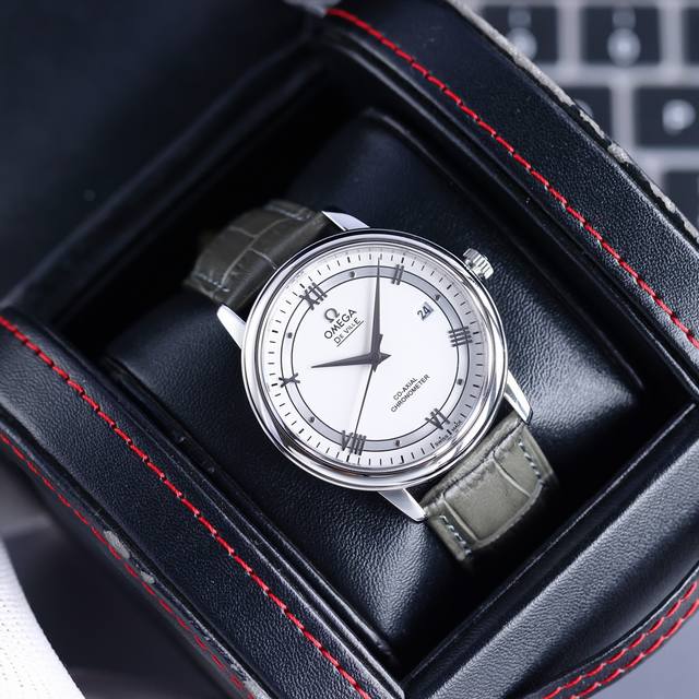 白壳 金 钢带加30 欧米茄-碟飞系列-情侣对表！台湾厂v厂正品开模，字面与正品一致采用太阳纹，弧面时刻丁玻璃升级为高清拱型双卜蓝宝石玻璃 显示更清晰，防刮花