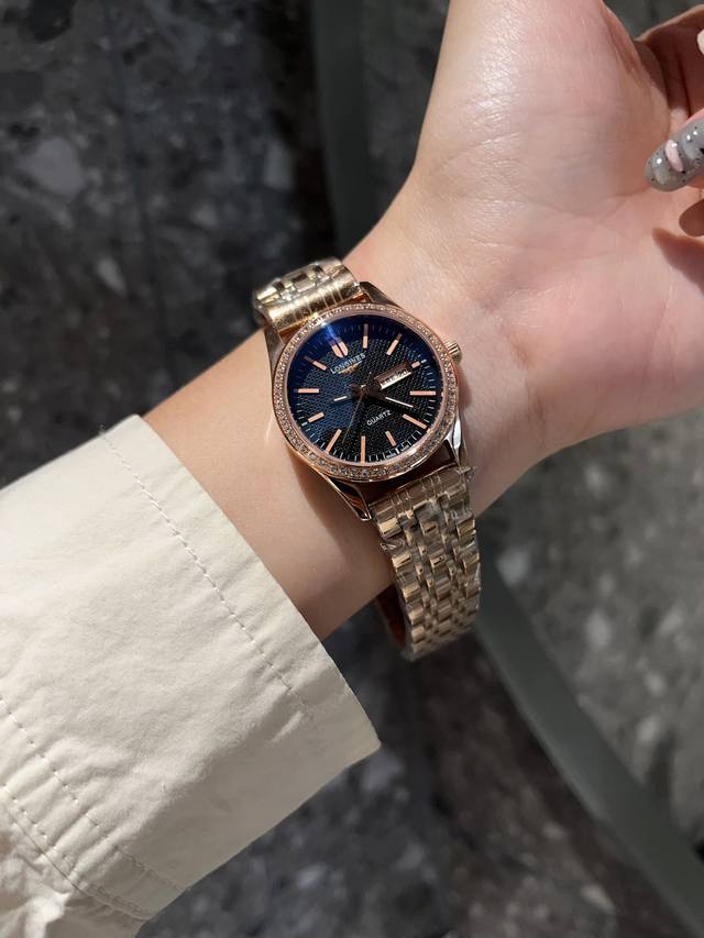 白 金 钻圈30 浪琴表结合女性材质与动感线条 打造出全新康柏系列 Conquest Classic 腕表 新款腕表仍然忠实于该品牌的标志性优雅气质 该系列腕表