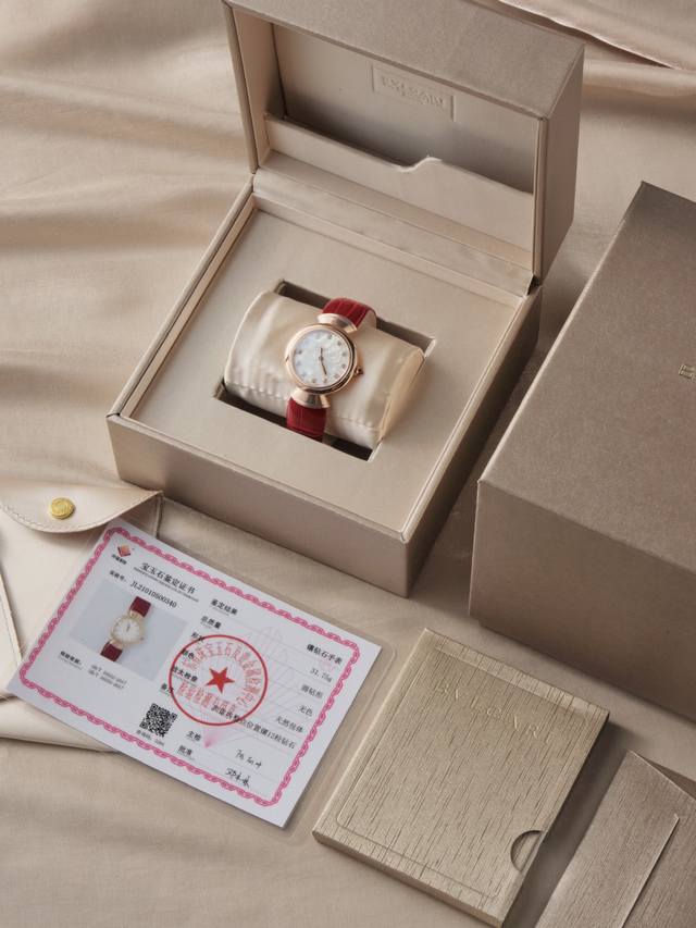 意大利著名奢华珠宝品牌宝格丽推出的divas’ Dream女士石英腕表，Divas’ Dream腕表神秘的黑色表盘与经典别致的扇形图案相融合，Divas’ Dr