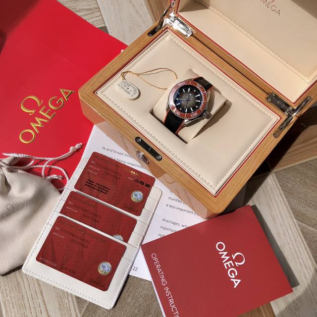 新款到！欧米茄omega海马系列～海洋宇宙至臻腕表，重磅级潜水表，壳身采用omega Steet材质打造，抗屈强度是普通精钢的2倍，极其坚固。彩色陶瓷圈口与表盘