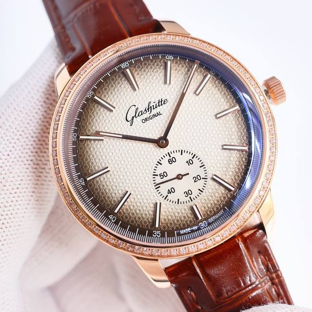 Sj出品 白壳 金壳 钻50 Tw 市场最高版本 格拉苏蒂 原创复古系列 R69 强势来袭！首次推出的单独搭载6字位小秒盘的腕表！精彩细节如下： 1腕表表径42