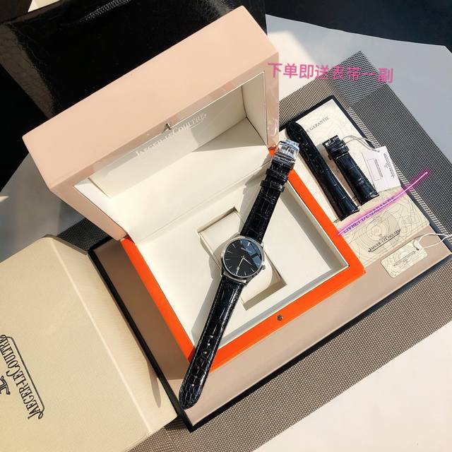 顶级版本 积家超薄大师系列，超薄的表壳线条流畅，优雅的表耳舒适贴手，配鳄鱼皮送牛皮表带，表壳直径40Mmx8Mm与原装同步。采用9015改积家自产cal.925