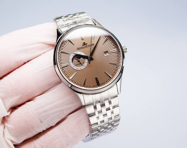 钢带p: . 本品均已严格经过防水压力测试，防水可达120米 积家超薄大师系列月相珐琅腕表在一方面沿袭了大师系列典雅的外形设计，同时也融入了制表大师、工艺大师的