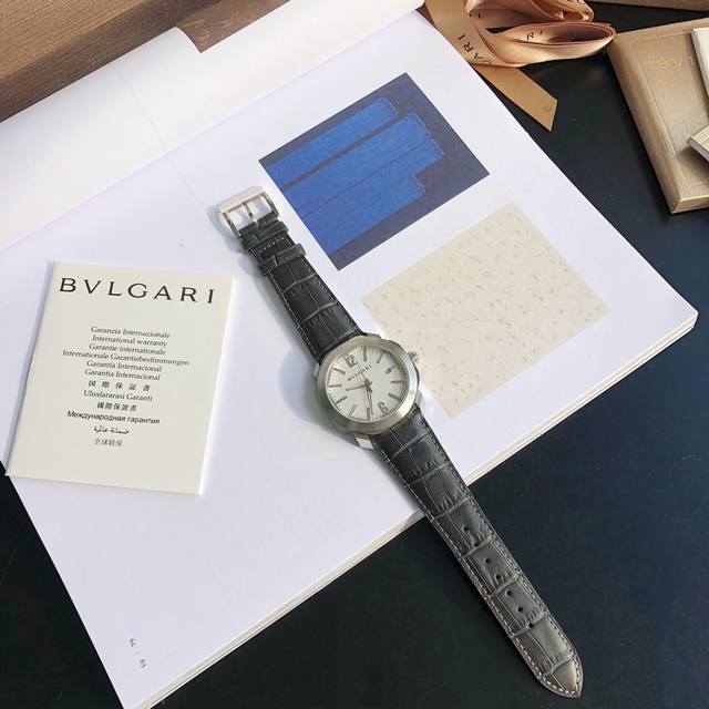 Octo系列将宝格丽腕表的意大利创新风格演绎的尤为精彩，八角形代表的建筑美学风格在octo系列里端庄、大气。以精致几何线条勾勒宝格丽男士刚强与优雅并存的个性特质