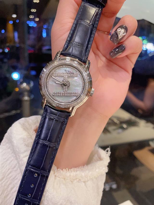 爱马仕 时来运转女表瑞士壳套，瑞士石英机芯表壳顶级版316L精钢，进口小牛皮皮带。 表扣:原版针扣 高端蓝宝石镜面，深海真贝壳底盘，时来运转转圈全镶钻工艺 非市