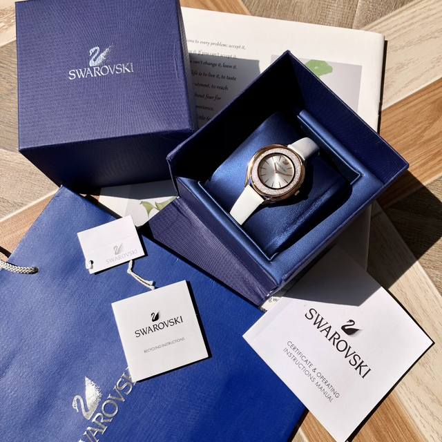 Swarovski.施华洛世奇专柜同款，极致优雅之作，Pvd表壳镶有逾1300颗施华洛水晶，彰显迷人风采，加上12点位置的天鹅标志，为整体设计增添点缀，这款瑞士