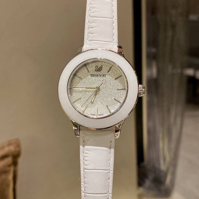 皮带 钢带 Swarovski 施华洛世奇 水晶三针新款 这款闪闪表盘设计既简约又抢眼，可为任何装扮增添闪亮瑰丽的光彩。尺寸：38Mm 机芯: 瑞士机芯