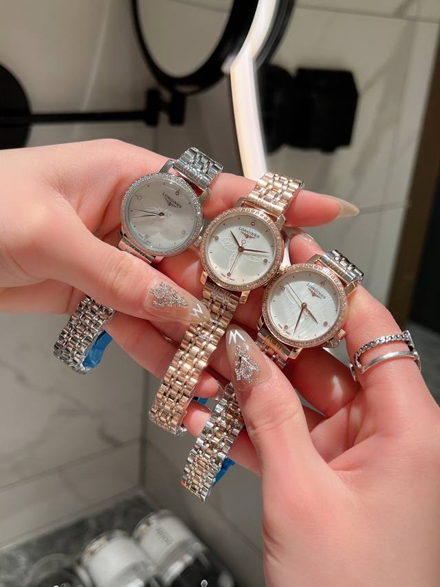 白 金 陶瓷20 浪琴-Longines简约大气女款 进口石英机芯 矿物质玻璃镜面 316L精钢表壳 直径30Mm厚8Mm 该款腕表备受女性喜爱，在不同的场合映