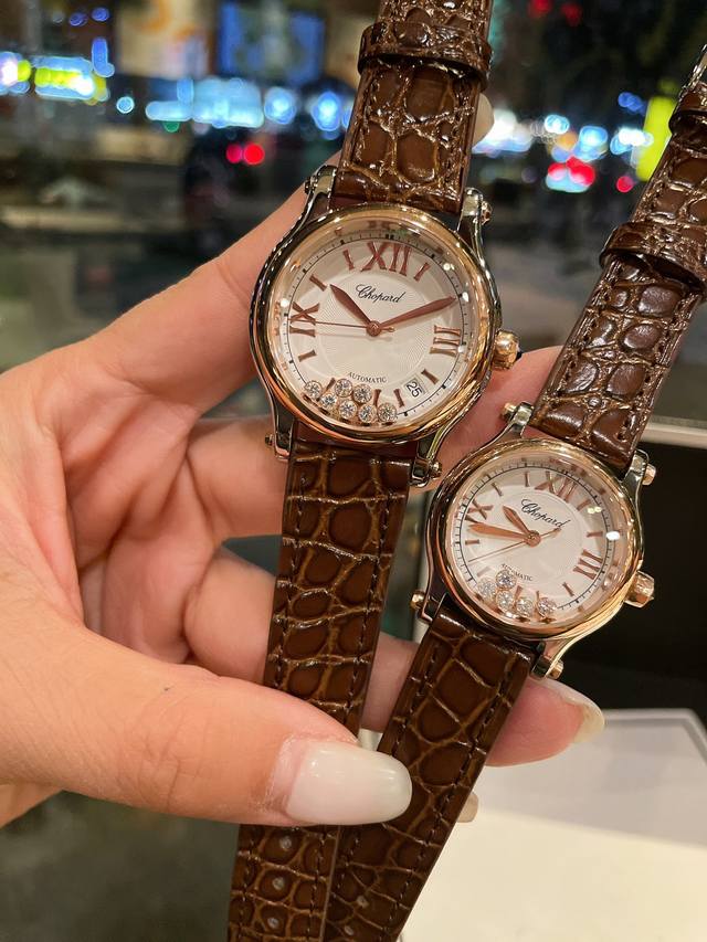 实拍 快乐钻happy Diamonds 新款鳄鱼纹皮料 作为萧邦最门热最畅销的系列一以直细腻的手法诠释萧邦志标性灵动钻的石概念，此系列作柔品美而时尚，新款快乐