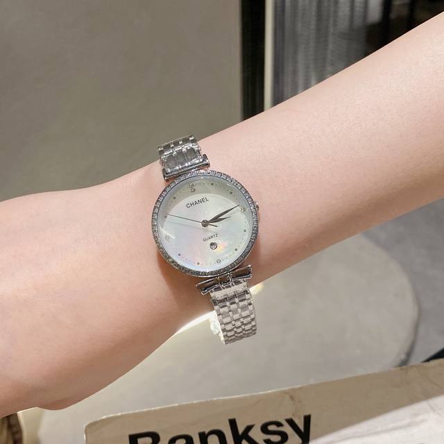 白 金 香奈儿女士腕表 进口石英机芯 矿物质玻璃镜面 精钢表带 直径32毫米mm厚8Mm 该款腕表备受女性喜爱，在不同的场合映耀着她们各自的独特个性与迷人风华