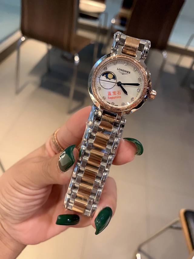 白 金 钻30 尺寸30.5 浪琴 心月系列优雅而至 进口石英机芯 走时精准 用时耐久 免除了部分女士们不喜欢上链的需求 温柔的外表之下 蕴含一颗 真芯 表壳