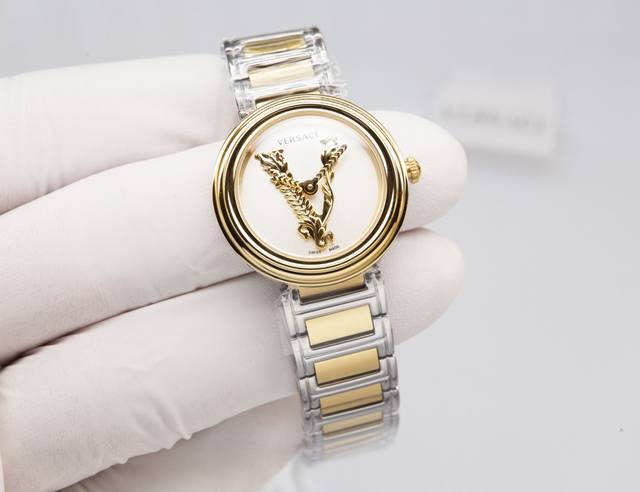 范思哲 Versace 绿色表盘钢带石英女士腕表 28Mm 独特风范 设计出众巴洛克virtus雕饰 每一丝纹理都蕴含着优雅与不不羁浑然天成，蓝宝石镜面，搭载原
