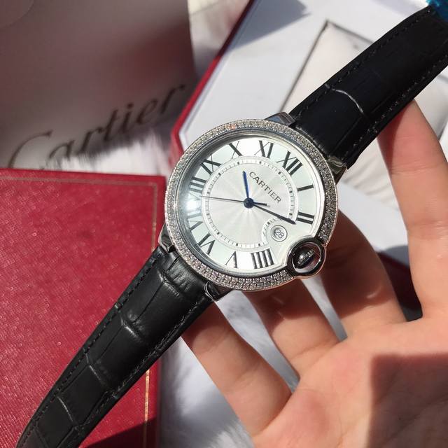 男款蓝气球 石英腕表齐色出货伦敦时尚风格 时间流淌 特殊工艺切割方钻 镶嵌圈口 个性 完美 搭载瑞士原装进口石英机芯 走时精准 进口高亮漆牛皮带 卡地亚原装折叠