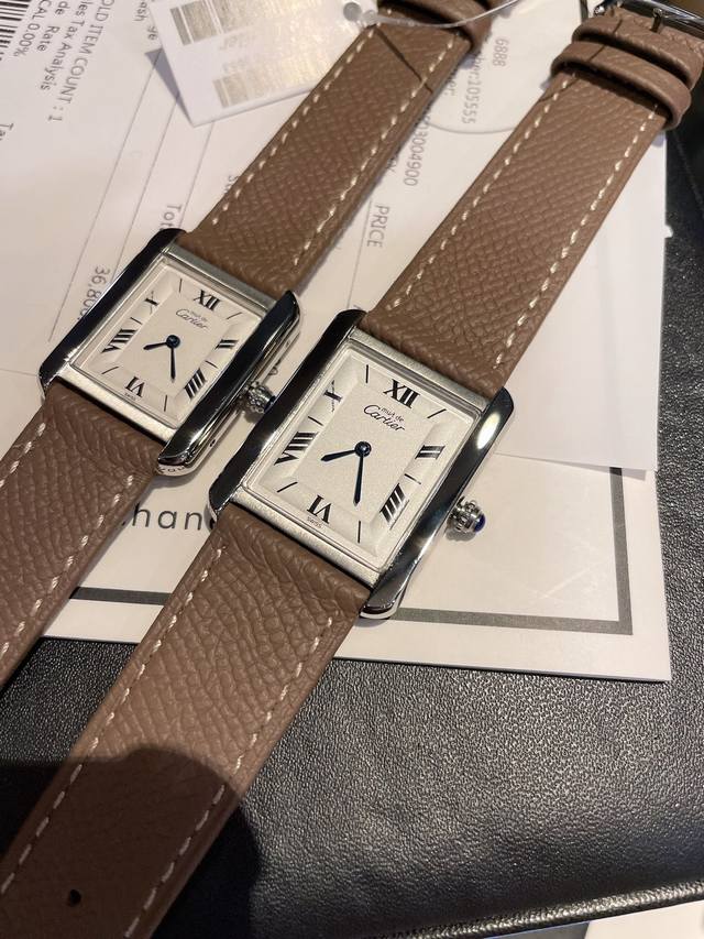 白光 金 瑞机 卡地亚坦克系列复古腕表 Tank 坦克系列！字面采用立体凸出，316L精钢版，情侣对表，进口瑞士机芯，中号27Mmx34Mm，小号尺寸24Mmx