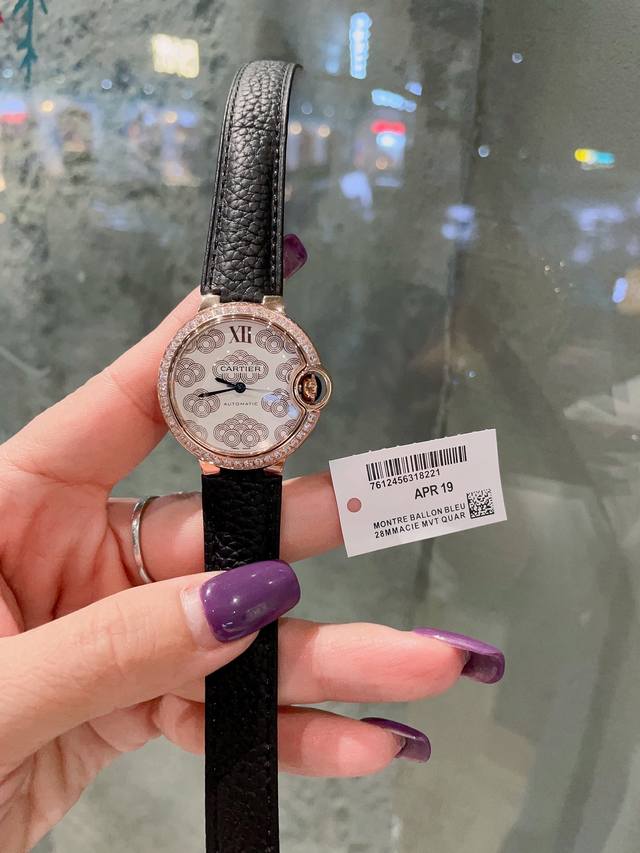 白 金 钻20 卡地亚 33Mm 瑞机 鱼眼玻璃 匠心之作卡地亚蓝气球，精致33Mm石英腕表，传统三针设计 星空运转 时间流淌 特殊工艺镶钻，个性 完美 搭配鱼