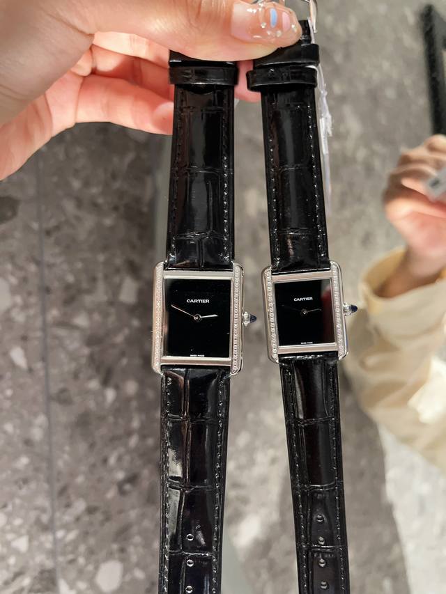 光圈 钻圈 卡地亚坦克must系列tank Must 进口石英机芯，316L精钢表壳， 意大利牛皮带 让你气质满满斯文优雅！！！！！磨砂乳白表盘，钢化玻璃水晶镜