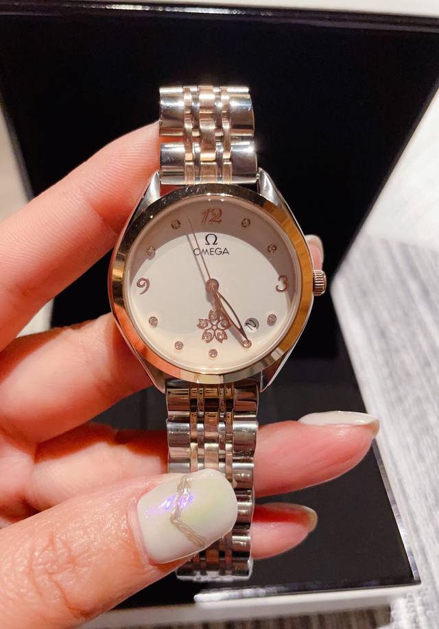白 金 钢带20 欧米茄-Omega，女士腕表 进口石英机芯 316L精钢表壳 蓝宝石防刮玻璃镜面 进口小牛皮表带 陶瓷间精钢 直径35Mm厚8Mm 该款腕表备