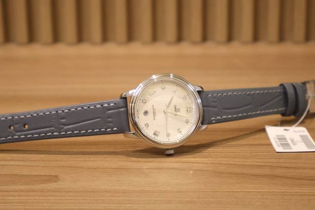 白 金 欧米茄第三代典雅女士腕表 新款典雅系列延续其经典雅致设计，以丰富多 的材质和配色呈现，表壳采用精钢打造，搭配镀铑指针，表盘经过pvd处理更显细腻质感，加