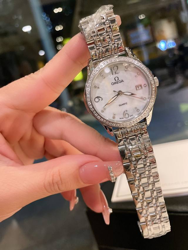 白 金 钢带20 欧米茄-Omega 女士腕表 进口石英机芯 316L精钢表壳 直径36Mm厚8Mm该款腕表备受女性喜爱，在不同的场合映耀着她们各自的独特个性与