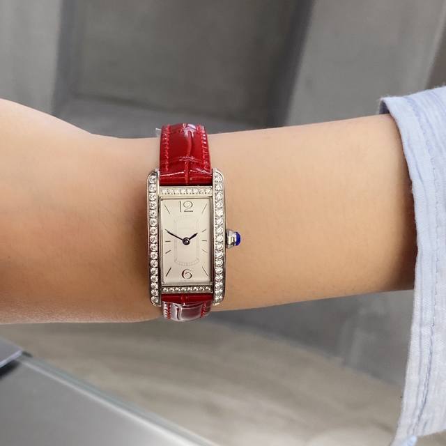 白光 金 钻30 卡地亚热门大作 优雅的美式坦克wsta0016腕表曼妙登场！苗条多姿的外形，简约秀丽的设计，是现代女性的不二之选！ 表壳 腕表尺寸35.8Mm