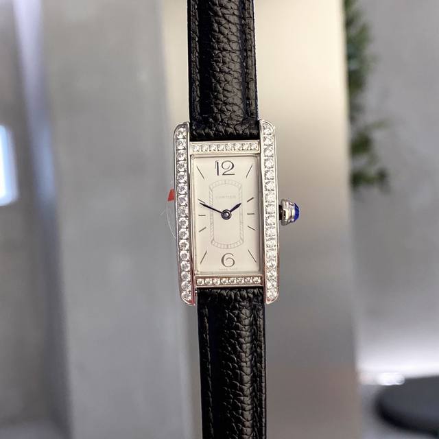 白光 金 钻30 卡地亚热门大作 优雅的美式坦克wsta0016腕表曼妙登场！苗条多姿的外形，简约秀丽的设计，是现代女性的不二之选！ 表壳 腕表尺寸35.8Mm