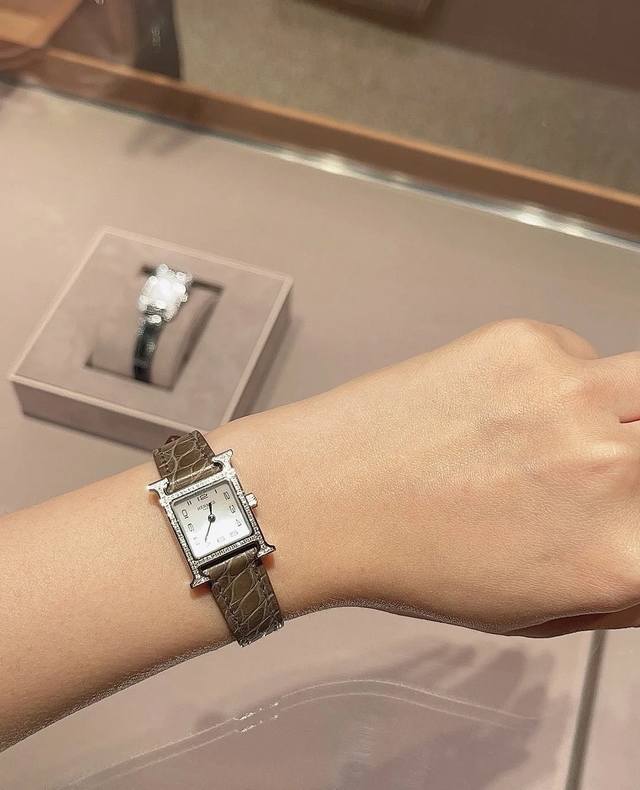 鳄鱼皮白光 金30 钻50 爱马仕nantucket系列，紧跟hermes Cape Cod 的步伐，顽皮的迎接美妙未来,香港dfs环球免税店新款上市直径：小号