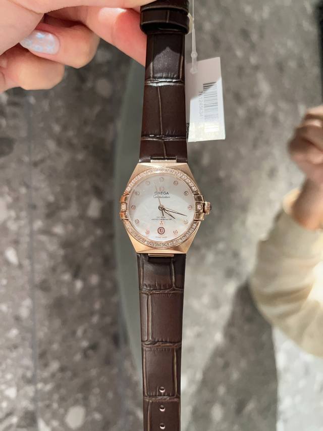 光圈 钻石 欧米茄星座系列-曼哈顿砂金石腕表 将制表美学融汇自然之力，每一款都与众不同。 这款29Mm表壳的砂金石表盘，不同角度折射出不同的色彩，犹如一幅精美的