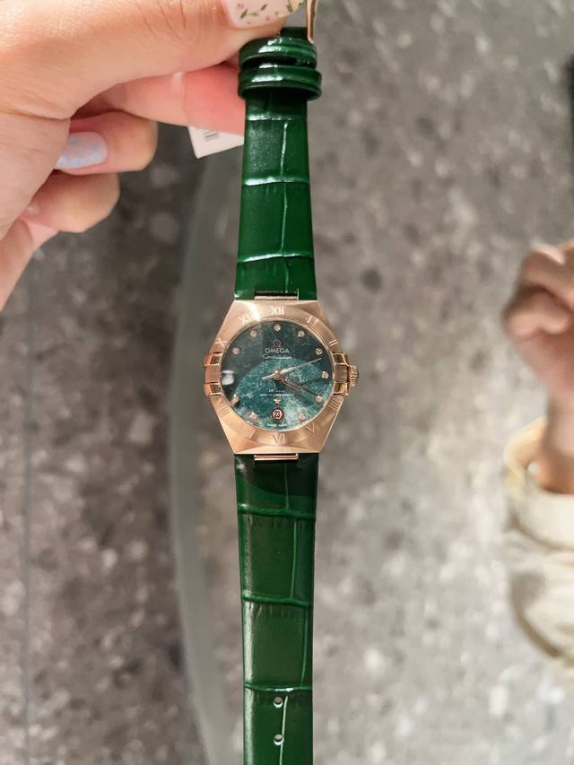 光圈 钻石 欧米茄星座系列-曼哈顿砂金石腕表 将制表美学融汇自然之力，每一款都与众不同。 这款29Mm表壳的砂金石表盘，不同角度折射出不同的色彩，犹如一幅精美的