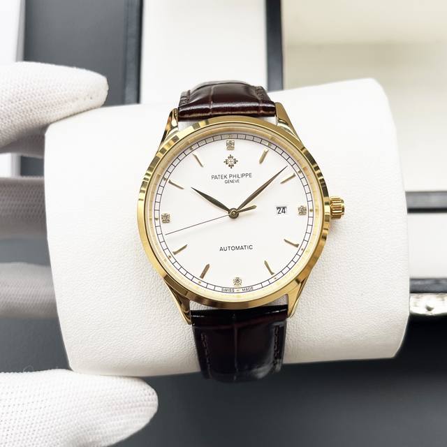 白 金 钢带+20，江诗丹顿精品男士腕表，经典大三针设计，尊贵大气，绅士风范，卓越品质，热卖全城。采用全自动西铁城8215机械机芯，顶级316精钢表壳，进口小牛