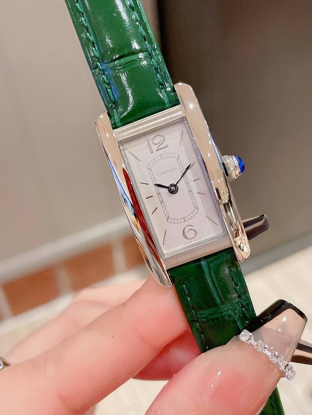 白光 金 钻30 卡地亚热门大作 优雅的美式坦克wsta0016腕表曼妙登场！苗条多姿的外形，简约秀丽的设计，是现代女性的不二之选！ 表壳 腕表尺寸35.8Mm