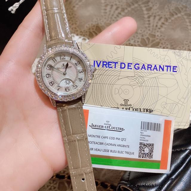 积家约会系列月相珠宝腕表，体现出了积家的精妙之芯时间之艺，表圈及表盘内珠宝工匠们精心打磨镶嵌的钻石，让时间每一帧每一秒都闪耀迷人。珍珠贝母表盘上奢华镶钻搭配进口