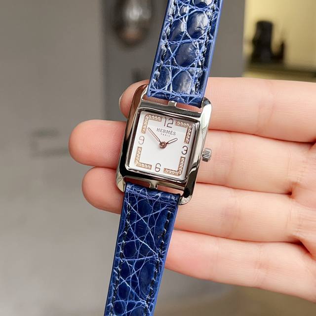 白光皮 爱马仕“Heure H”系列，最经典的h字表壳，白色天然搪瓷字面，纯手工打磨而成，对这种方形表盘的手表真的一点抵抗力都没有。316精钢表壳精工打磨“H”
