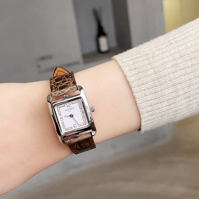 白光皮 爱马仕“Heure H”系列，最经典的h字表壳，白色天然搪瓷字面，纯手工打磨而成，对这种方形表盘的手表真的一点抵抗力都没有。316精钢表壳精工打磨“H”