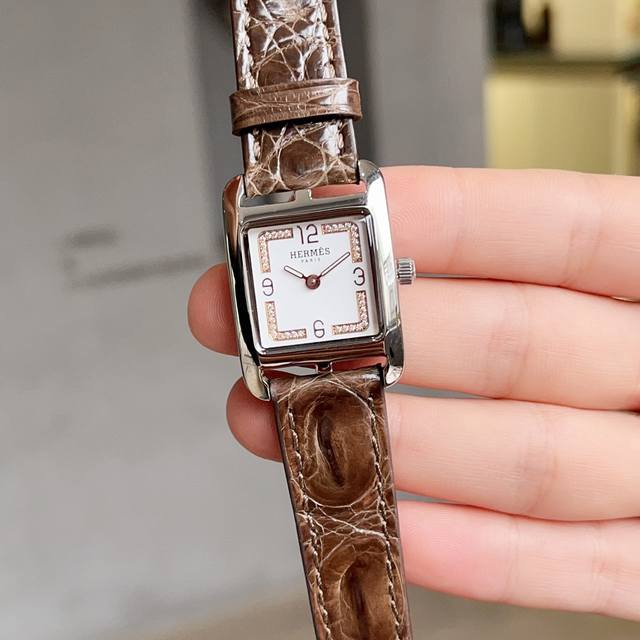 白光皮 爱马仕“Heure H”系列，最经典的h字表壳，白色天然搪瓷字面，纯手工打磨而成，对这种方形表盘的手表真的一点抵抗力都没有。316精钢表壳精工打磨“H”