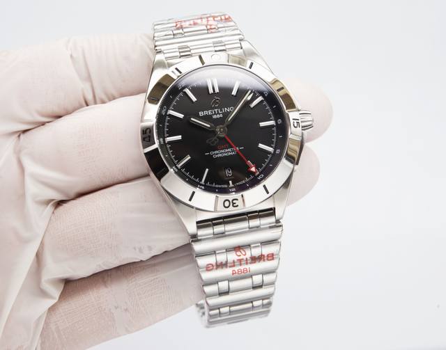 百年灵breitling，机械计时系列a32398101M1A1！ Chronomat Automatic Gmt 40 重磅来袭！ 1这款双时区腕表盘面简洁凌