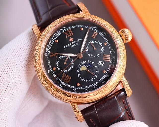 白壳 金壳 百达翡丽patek Philippe复杂功能系列-纯手工-雕花腕表-惊艳登场，42毫米的表径适配大众男性手寸，非常商务可亦休闲。整表表壳手工雕刻花纹