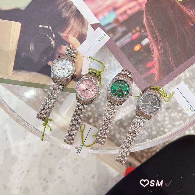 劳力士 日志 系列经典女款钢表带。 火爆推荐绿盘，珍珠贝母表盘彰显璀璨夺目、设计显出独特高贵优雅女神气质！搭配施华洛世奇水晶钻石，纯手工镶嵌而成，女性气质，高端