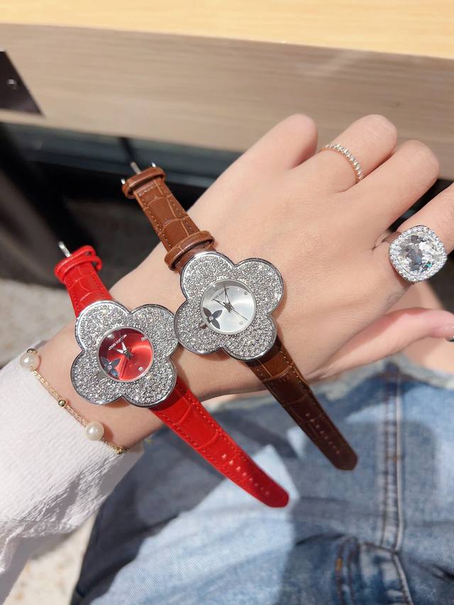 新款lv四叶草 -气质女士腕表，表壳独具匠心的创意、轻盈舒适，表带蝴蝶扣实心钢带，完美贴合女性的纤细玉腕，尺寸32Mm