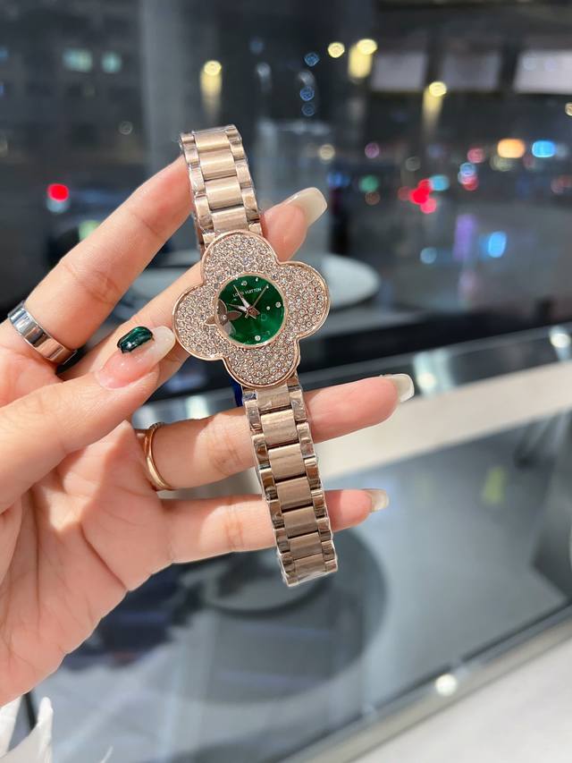 新款lv四叶草 -气质女士腕表，表壳独具匠心的创意、轻盈舒适，表带蝴蝶扣实心钢带，完美贴合女性的纤细玉腕，尺寸32Mm