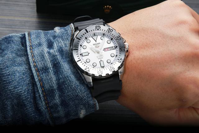 同价 . 深度防水 精工-Seiko 系列:Prospex 男士时尚运动腕表 精钢表壳表带 配置精工原装进口机芯 表盘直径 43.3 表盘厚度 13.0 超强蓝