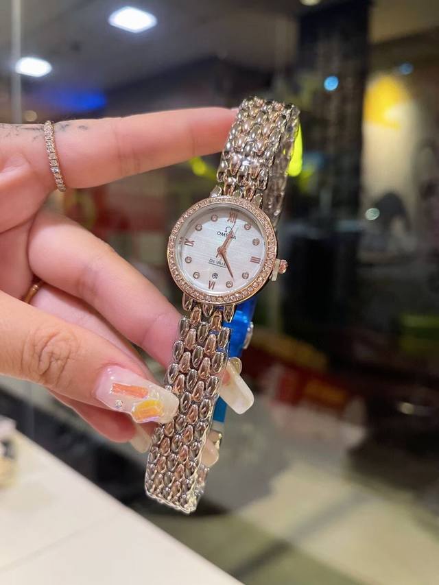 欧米茄光圈钻面蝴蝶扣女士新款休闲时尚潮流手石英机芯 该款腕表备受女性喜爱，在不同的场合映耀着她们各自的独特个性与迷人风华～