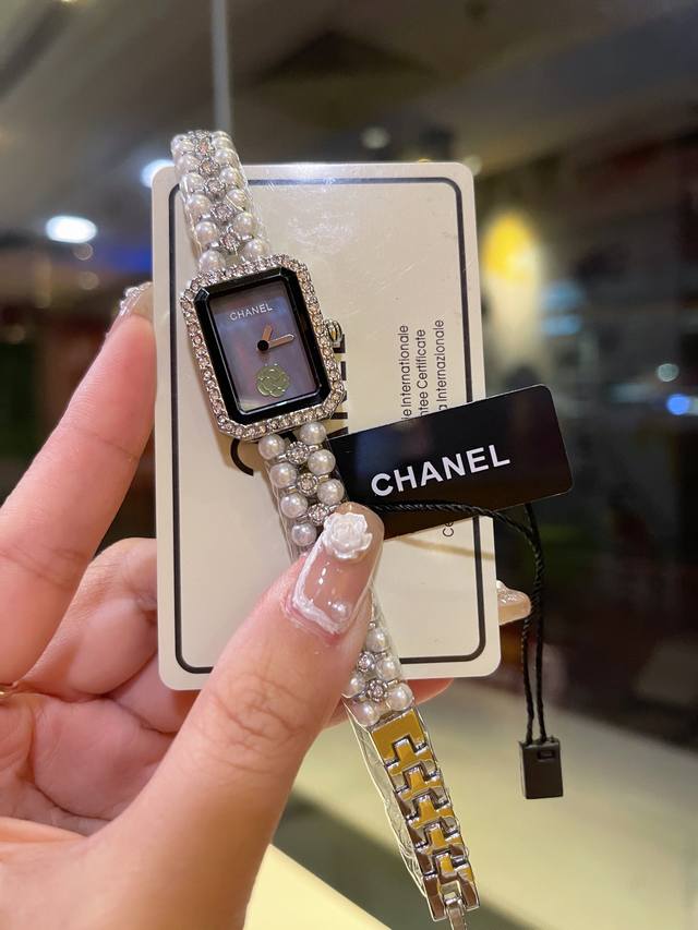 香奈儿chaenl高端珍珠手链女士小香风山茶花系列女表 ！气质百搭 ！高端大气！机芯采用进口日本机芯！真正做到极致的一款珍珠手链腕表！ 超强质感 送礼、自留最佳