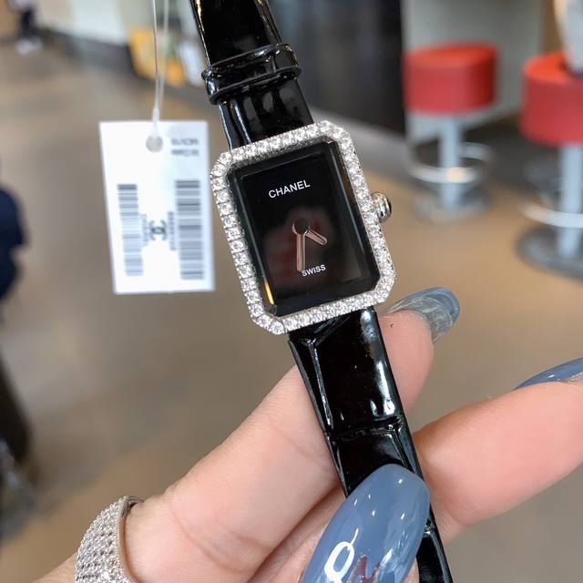 白 金 实拍 香奈儿 最新款 小号 Première 腕表的八角形轮廓与巴黎芳登广场的形状如出一辙。这一隽永恒久、堪称完美设计典范的建筑与腕表柔美妩媚的特质相互