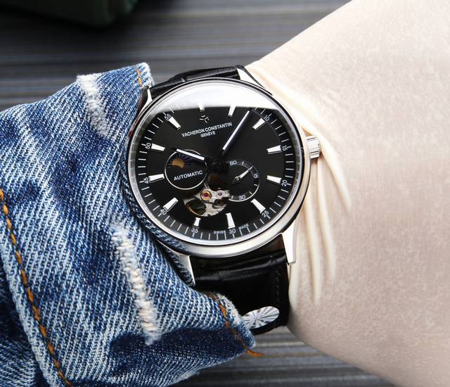 白皮p: . 防水5度，可游泳！ 江诗丹顿，日月星辰系列，搭载原装进口82S7机芯 0返修0售后 ，采用超a精钢壳套 做工精细，防水程度可达5度。可游泳 字面采